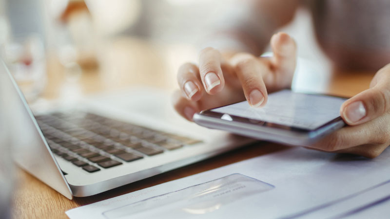 pessoa a fazer scroll num telemóvel